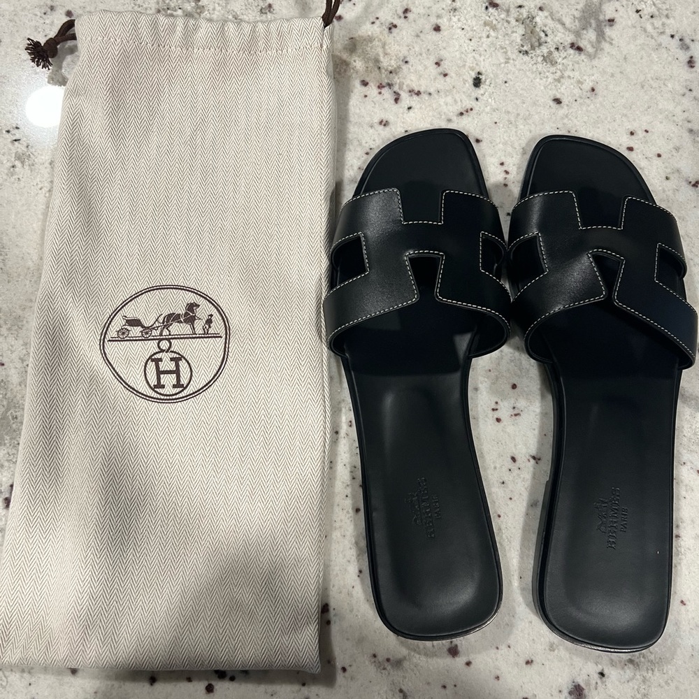 Hermès Oran Sandal in Noir Piqûres Écrues